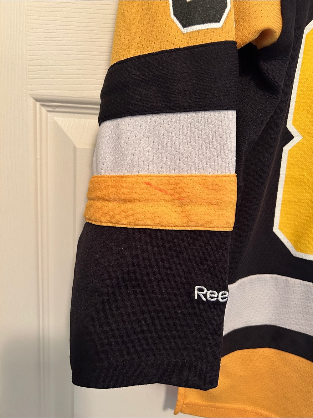 Reebok Black & Gold Pittsburgh Penguins Sidney Crosby Jersey #87. Youth S/M - Picture 4 of 4